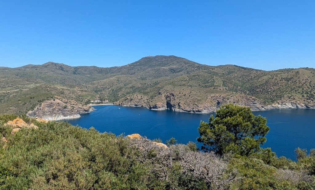 La cala Jóncols, une crique bleue entourée de collines de garrigue au cap de Creus, près de Roses